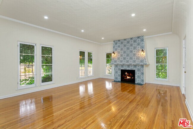Building Photo - 369 N Stanley Ave Rental
