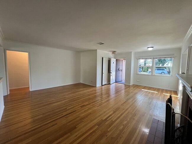 Photo - Sherman Oaks 3+2 w/upgraded kitchen + in-unit laundry!