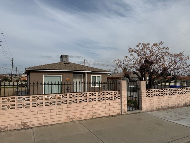 NEW LISTING!! 3 Bedroom 1.5 Bathroom House with Huge Yard, Central Heat & Air! - NEW LISTING!! 3 Bedroom 1.5 Bathroom House with Huge Yard, Central Heat & Air!