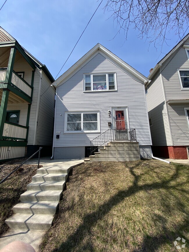 Building Photo - 1821 N Astor St Unit Lower Rental