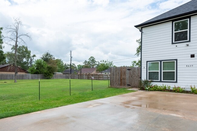 Photo - 8635 Sunderland Rd