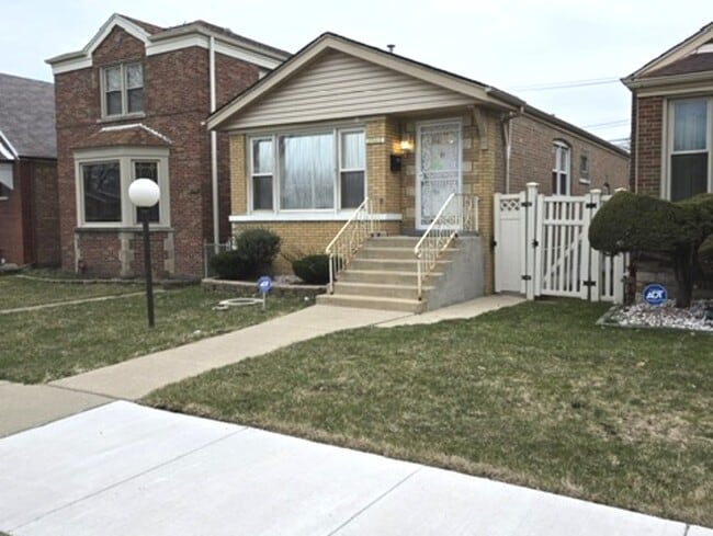 Building Photo - 8942 S Cornell Ave