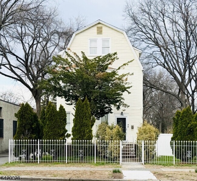 Photo - 746 Springdale Ave