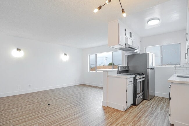 Building Photo - 230 N Grand Ave Unit 14 Rental
