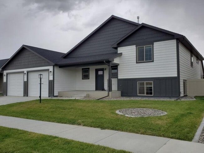 Building Photo - 4 bedroom in Billings MT 59106 Rental