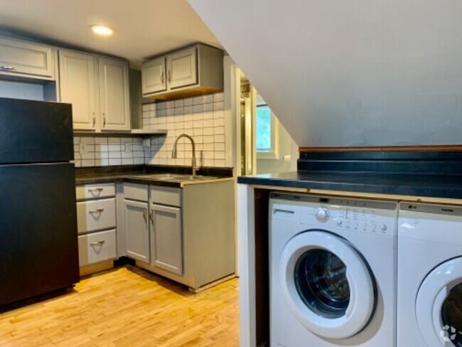 Building Photo - 816 1/2 W Winnebago St Rental