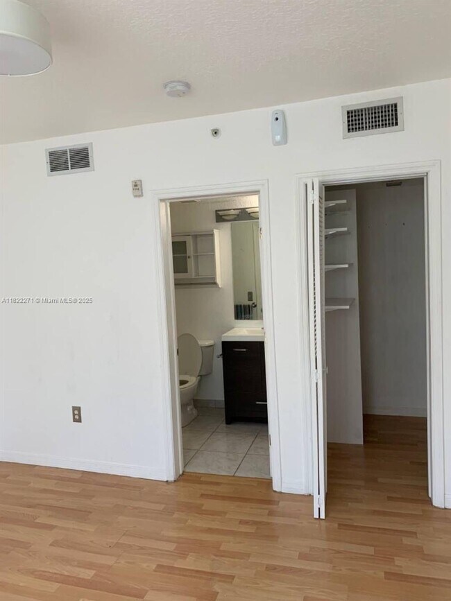 Photo - 1 bedroom in Miami Beach FL 33141
