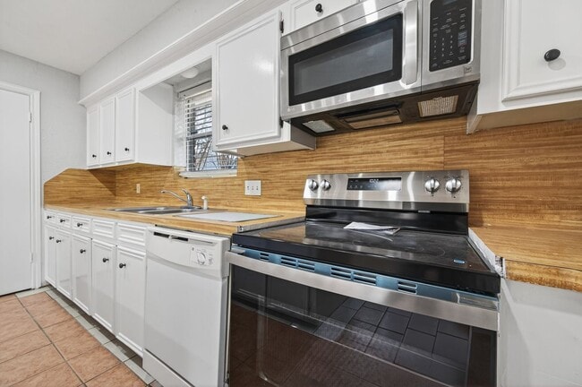 Photo - 6102 Crakston St