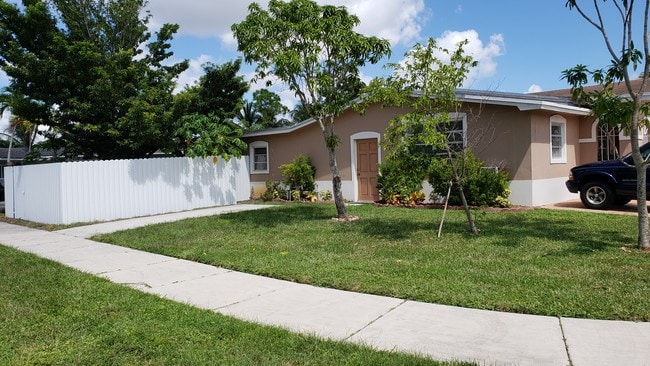 Building Photo - 9725 SW 85th St Unit 2