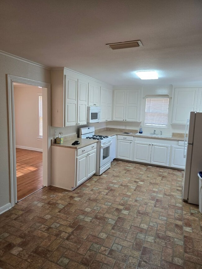 Photo - Broadmoor Historical  3 Bedroom 2 Bathroom