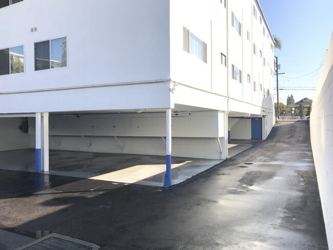 Estacionamiento - AMAZING CONDOMINIUM BUILDING BY THE BEACH!!