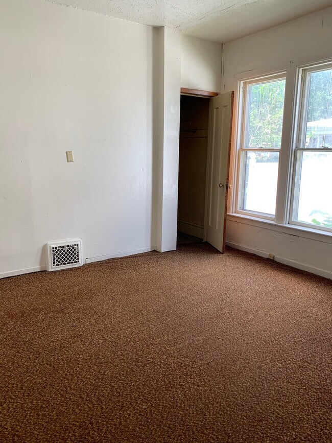 827 W 3rd St Unit 4