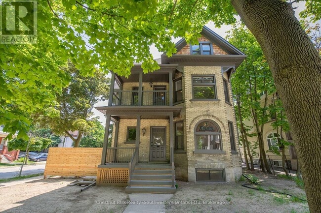 Photo - 113 Young St