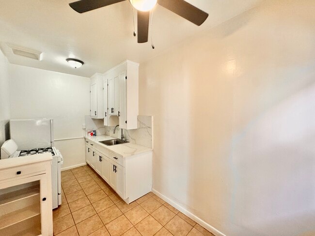 Building Photo - 608 S Dunsmuir Ave Unit 101 Rental