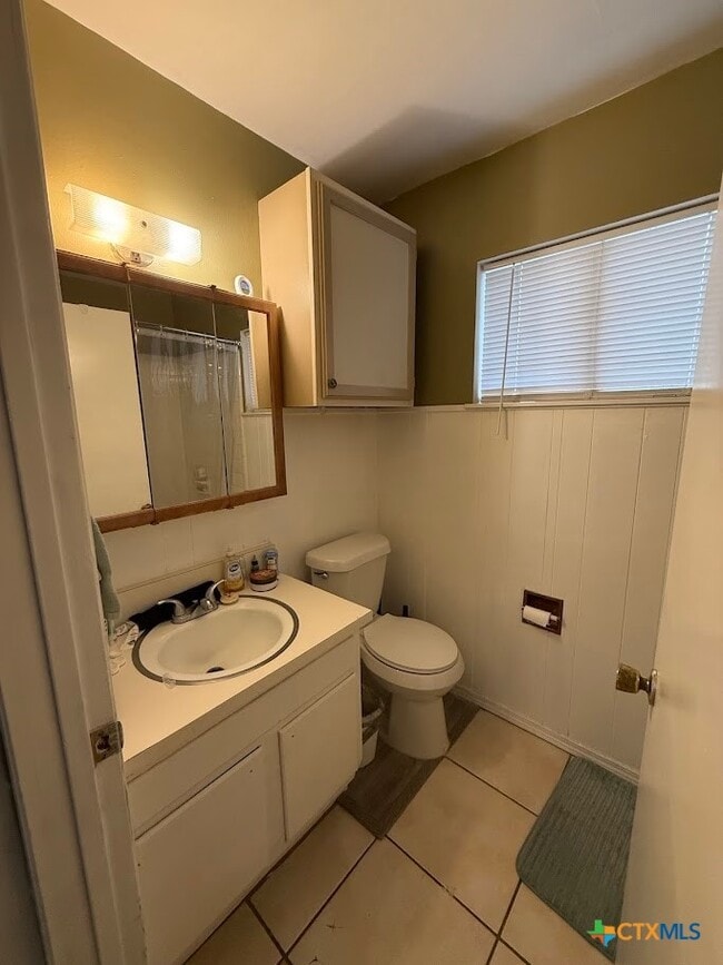 Building Photo - 827 Contour Dr