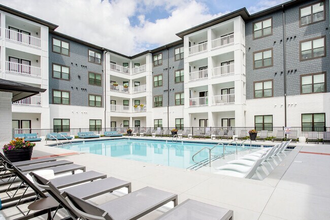 Resort-style Pool - Bexley Donelson Apartments