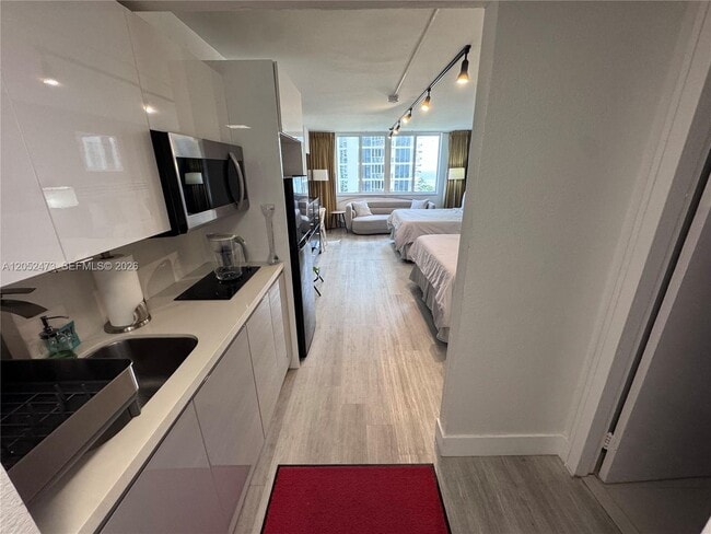 Building Photo - 19201 Collins Ave Unit 718
