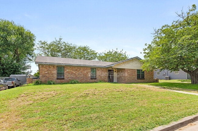 Building Photo - 429 Lindenwood Ln W Rental
