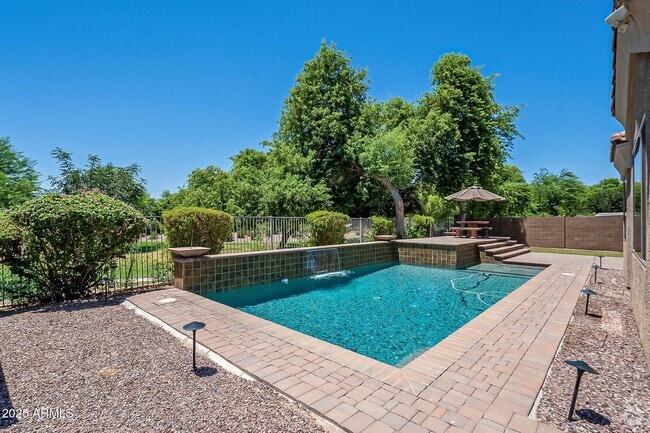 Building Photo - 2401 E Sequoia Dr Rental