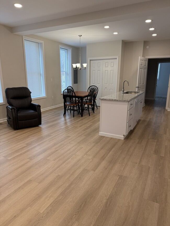 Photo - 732 W 3rd St Unit 1