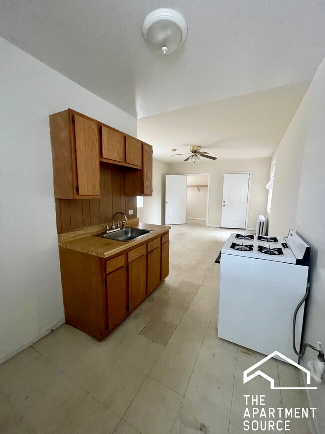 Building Photo - 5011 W Cermak Rd Unit 18