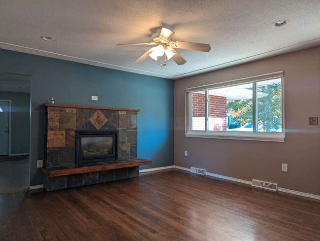 Building Photo - Great ranch home in the heart of Longmont!