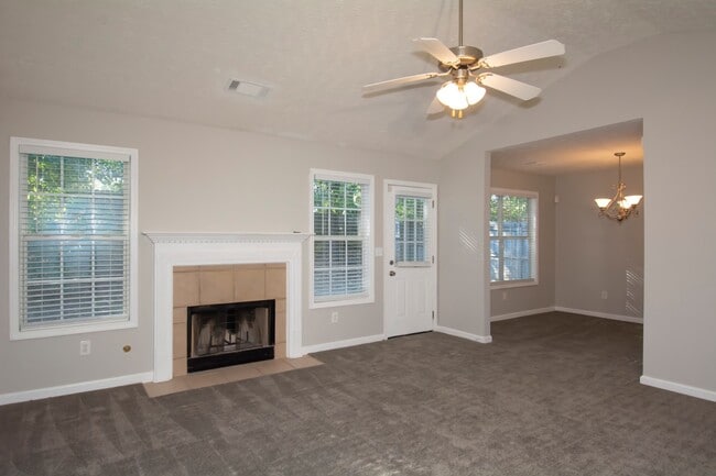 Photo - BEAUTIFUL 3 BEDROOM / 2 BATH HOME WITH PRIVACY FENCE!