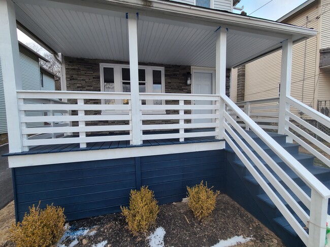 Photo - 130 Woodlawn Ave Unit Front