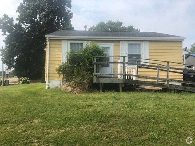 Building Photo - Neat 3 BR house in south Bloomington. Hard...