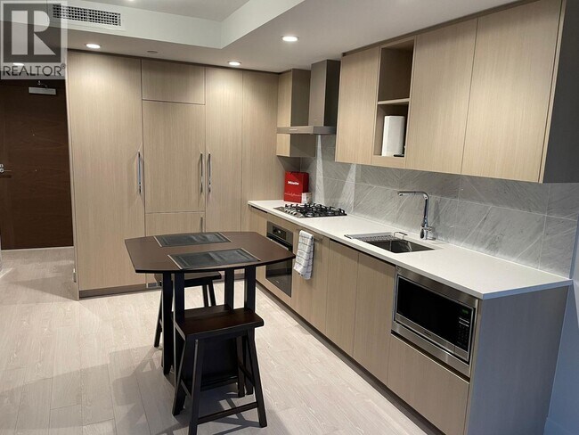 Photo - 1768 Cook St Unité 716