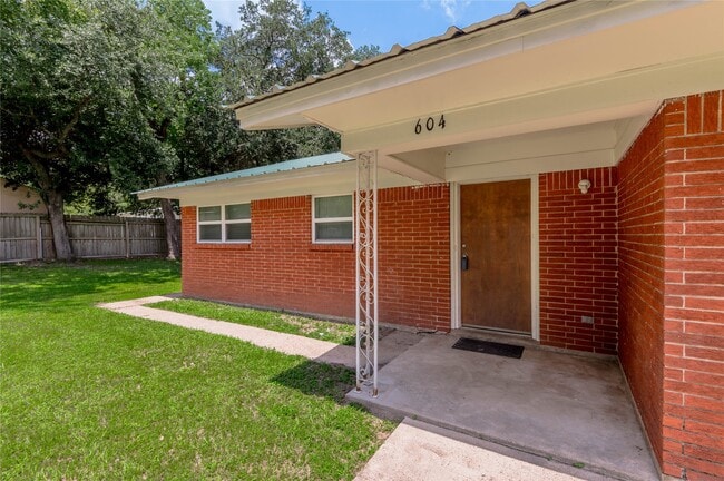 Photo - 604 Hayman St