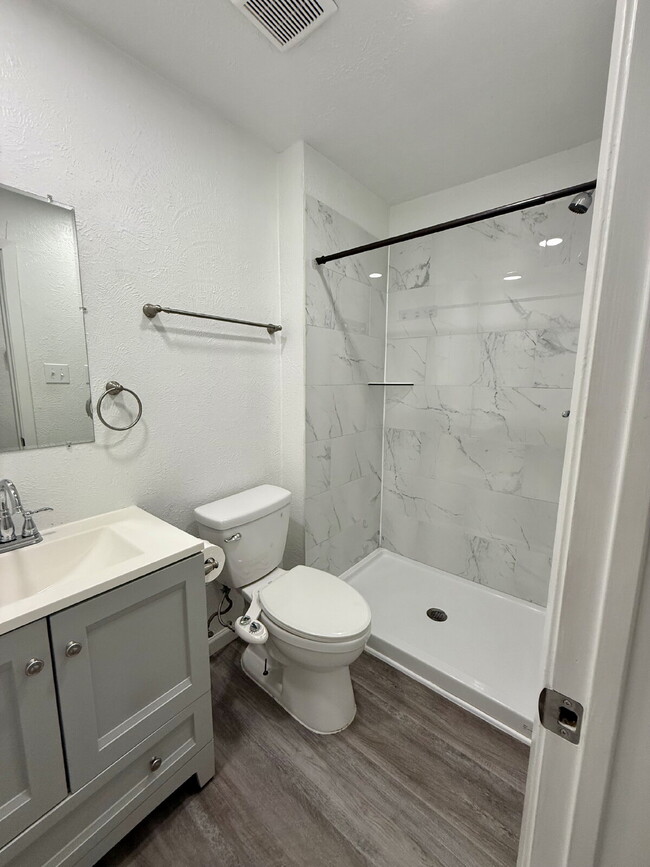 Photo - "Charming 3-Bed Oasis with 2 Full Baths in Garland – 1160 Sq Ft of Comfort at 1617 Meadowbrook!"