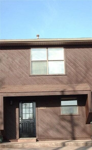 Building Photo - 2049 E Oaks Dr