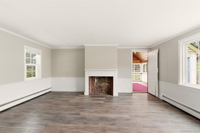 Photo - 327 W Neck Rd