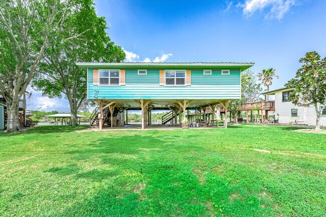 Building Photo - 319 Palm Dr