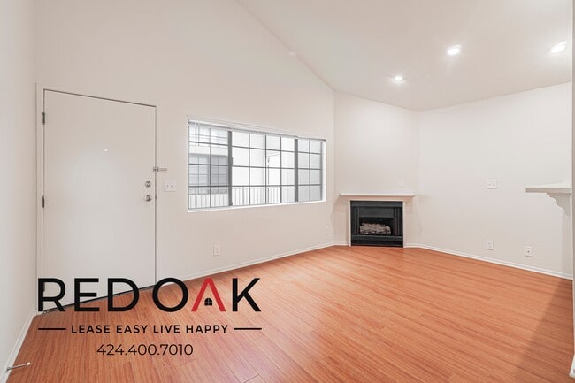 Building Photo - 4651 Cahuenga Blvd Unit 310 Rental