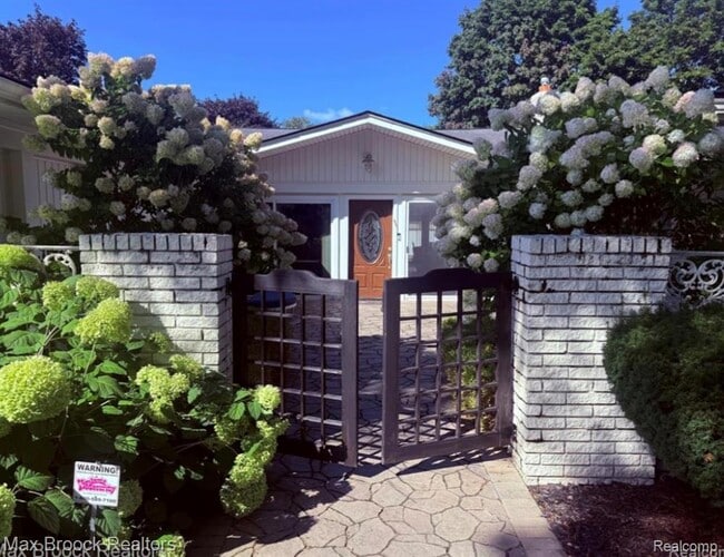 Building Photo - 4784 Valleyview Dr S