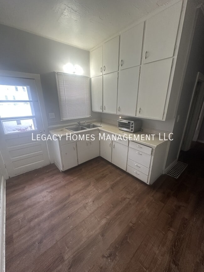 Building Photo - 620-622 W 6th St-620 Unit 620