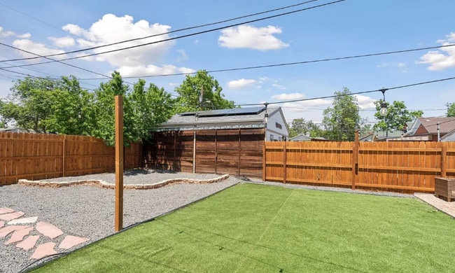 Photo - 4877 Perry St