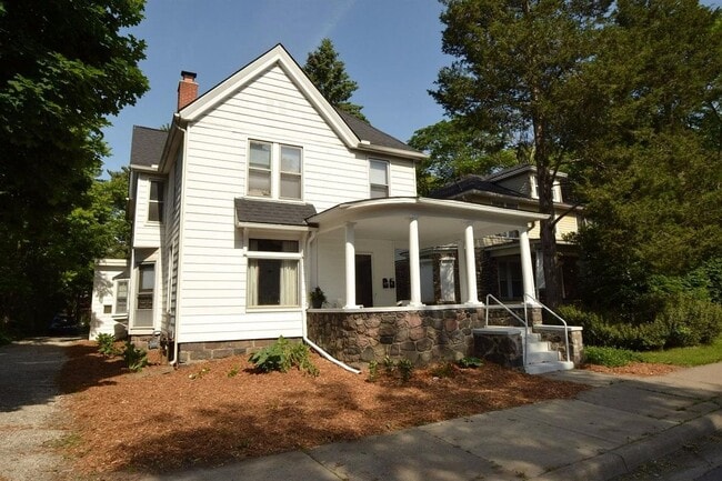 Building Photo - 113 N Hamilton St Unit 113-2