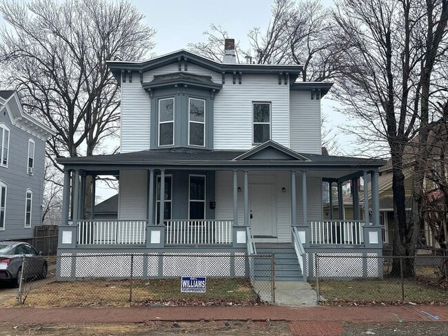 Building Photo - 64 Thompson St Unit 2 Rental
