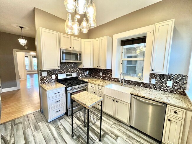 Building Photo - Charming 2 bed 1 bath W/D in Unit #1