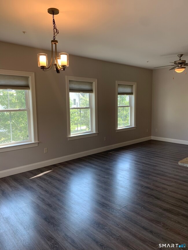 Photo - 102 Edgewater Cir