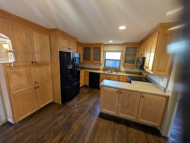 Photo - 571 Village Ln