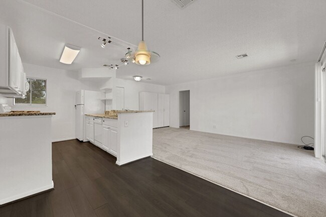 Photo - CUTE REMODELED TWO BEDROOM UNIT IN CENTRAL LOCATION Unidad D