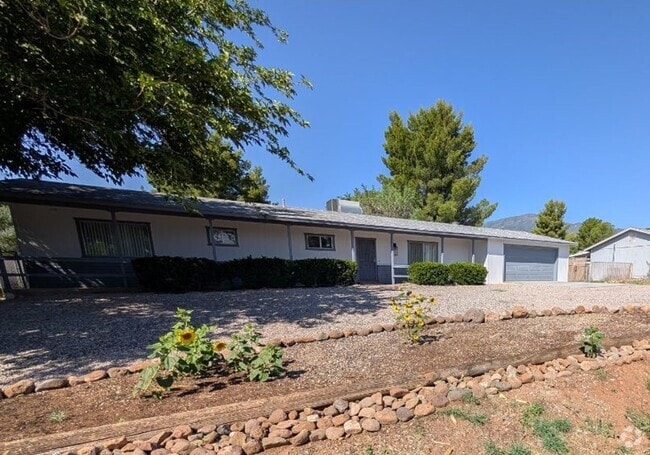 Building Photo - Spacious and newly remodeled 4 Bedroom wit... Rental