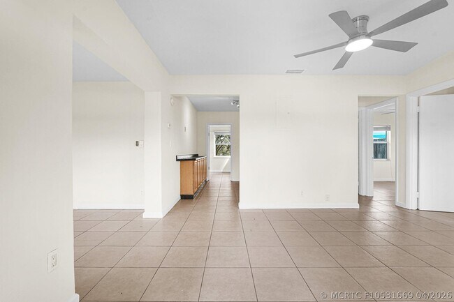 Photo - 261 NE 45th St