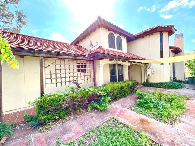 Building Photo - MOVE IN SPECIAL 2 Bedroom Garden Style Villa Home In A Prime Location – Near Shopping & Dining!