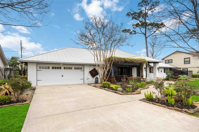 Building Photo - 4031 Fernwood Dr