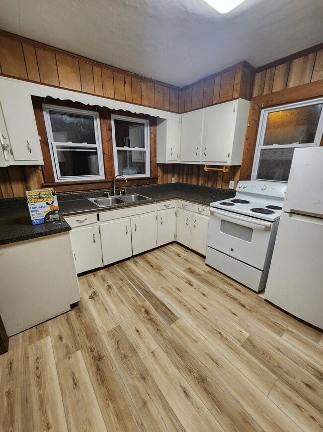 Photo - 717 Fourth St NE